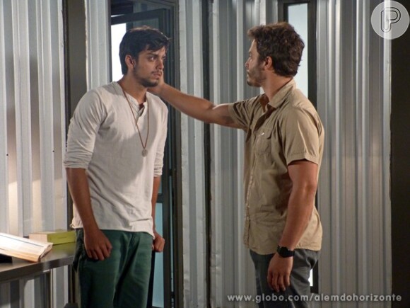 William (Thiago Rodrigues) resolve convencer Marlon (Rodrigo Simas) de só foi até a comunidade para encontrar o irmão, em 'Além do Horizonte'