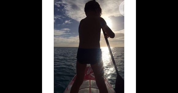 Angélica posta foto do filho praticando stand up paddle: 'Meus meninos! Férias! 2014 com tudo', escreveu na rede social