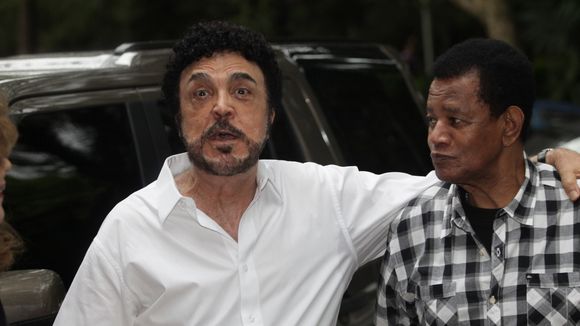 Ary Toledo se emociona no enterro da mulher, Marly Marley: 'Amor à 1ª vista'