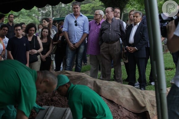 O corpo de Marly Marley foi enterrado no final da tarde deste sábado (11)