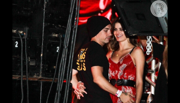 Na sexta-feira, 10 de janeiro de 2014, Isabelli conferiu do backstage a apresentação do NX Zero em Florianópolis