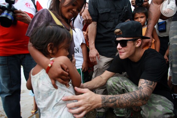 Indo contra das recentes polêmicas, o cantor foi para as Filipinas ajudar as vítimas do furacão