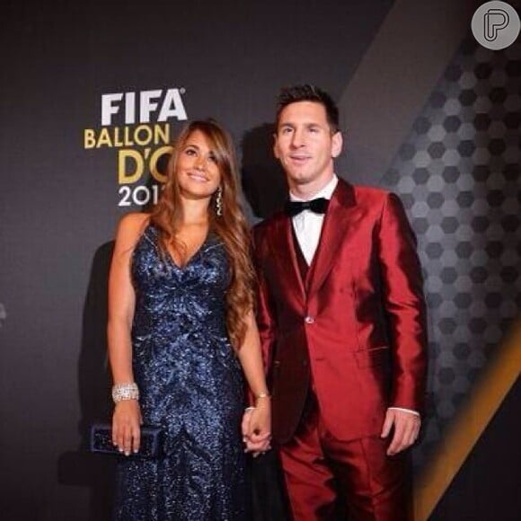 O craque Messi foi à premiação da FIFA com um terno vermelho e manteve a tradição de usar roupas chamativas nas premiações. A produção ganhou repercussão nas redes sociais