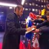 Neymar foi simpático, atendeu a fãs e distribuiu autógrafos na chegada da  premiação Bola de Ouro da FIFA