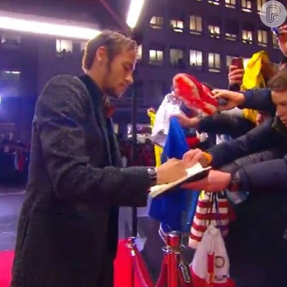 Neymar foi simpático, atendeu a fãs e distribuiu autógrafos na chegada da  premiação Bola de Ouro da FIFA
