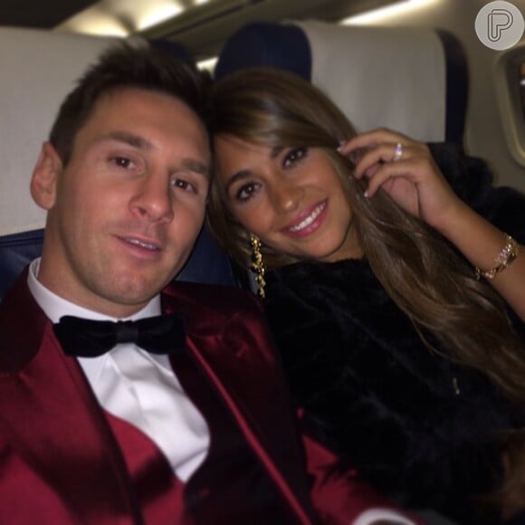 Messi posta foto no voo de volta para casa ao lado da mulher, Antonella Roccuzzo: 'Vuelta a casa'