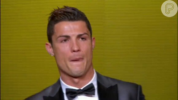 Cristiano Ronaldo chorou ao receber o prêmio Bola de Ouro, sendo eleito o melhor jogador do mundo de 2013
