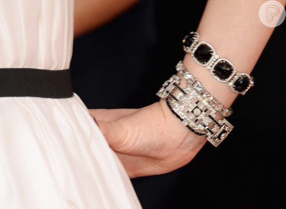 Detalhe do bracelete que Jennifer Lawrence deixou cair no tapete vermelho do Globo de Ouro. A joia está avaliada em quase R$ 6 milhões