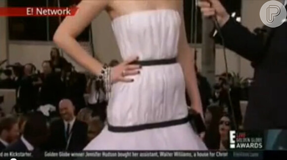 O exato momento em que o bracelete milionário de Jennifer Lawrence se solta do braço durante a entrevista no tapete vermelho do Globo de Ouro, no domingo, 12 de janeiro de 2014, em Los Angeles.