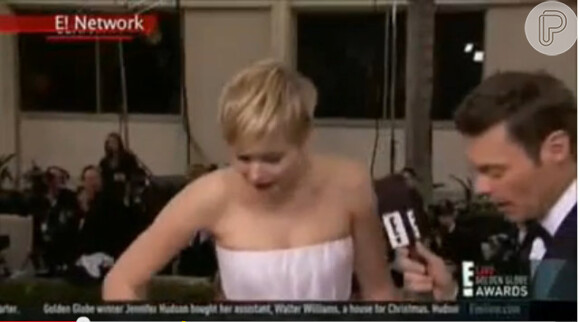Jennifer Lawrence dava entrevista ao Canal E! quando o bracelete de R$ 6 milhões se soltou do braço e caiu no chão