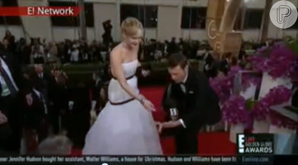 O apresentador Ryan Seacrest alertou Jennifer Lawrence e a ajudou a recolocar o precioso bracelete