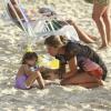 Grazi Massafera passeia com a filha Sofia na praia