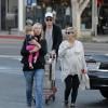 Elsa Pataky e Chris Hemsworth passeiram com a filha, India Rose, de 1 ano e 8 meses