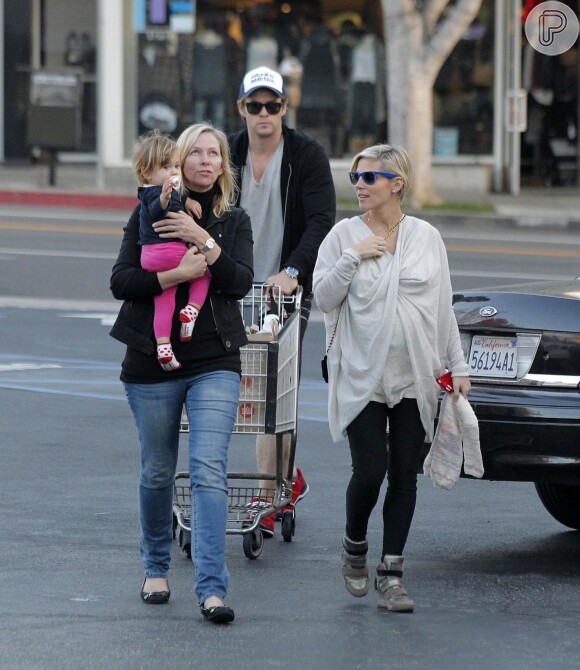 Elsa Pataky e Chris Hemsworth passeiram com a filha, India Rose, de 1 ano e 8 meses