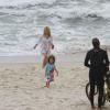 Stella e Leticia Spiller curtem dia de praia no Rio
