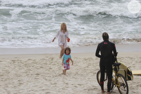 Stella e Leticia Spiller curtem dia de praia no Rio