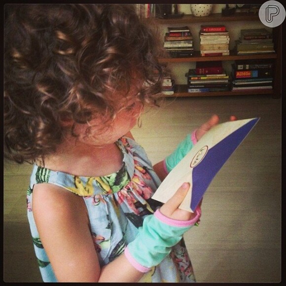 Leticia Spiller publica foto de Stella abrindo um envelope toda estilosa usando luvas