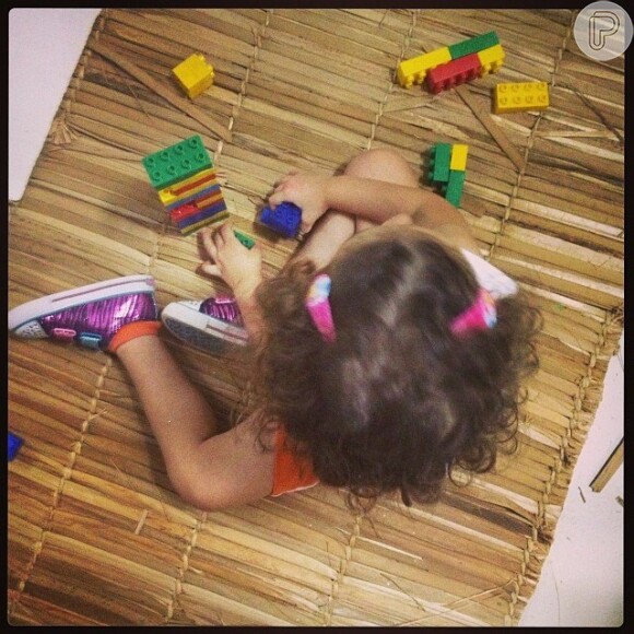 Leticia Spiller publicou uma foto em seu Twitter da filha, Stella, se divertindo com peças de Lego