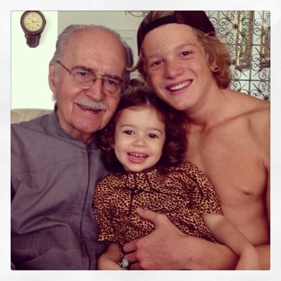 Leticia Spiller compartilhou uma foto dos filhos, Stella e Pedro, acompanhados por seu pai no Facebook