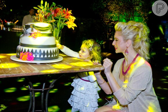 Leticia Spiller mostra seu bolo de aniversário de 40 anos para a filha, Stella