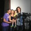 Leticia Spiller posa com o marido, o diretor Lucas Loureiro, companha da dos filhos, Pedro e Stella em um set de filmagem