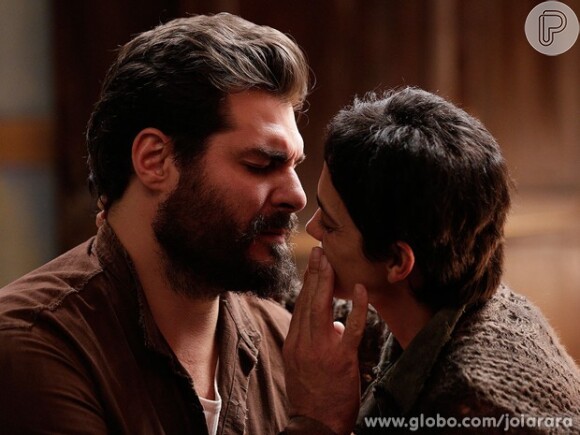 Toni (Thiago Lacerda) tem uma recaída e passa uma noite com Gaia (Ana Cecília Costa), em 'Joia Rara'