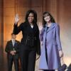 Michelle Obama, que completa 50 anos nesta sexta-feira (17), ao lado da cantora Carla Bruni