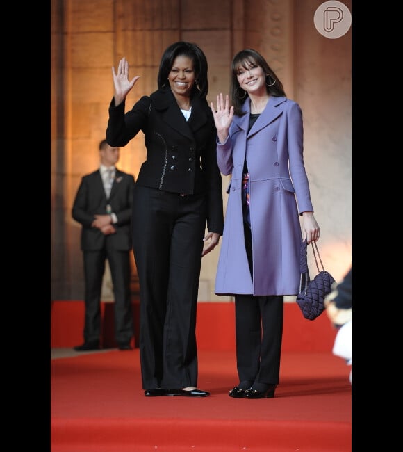 Michelle Obama, que completa 50 anos nesta sexta-feira (17), ao lado da cantora Carla Bruni