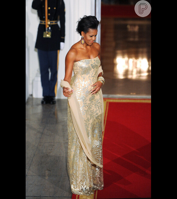 Michelle Obama também se detaca pelos looks mais sofisticados, seja prêt-à-porter com preços mais acessíveis ou vestidos assinados por jovens estilistas americanos