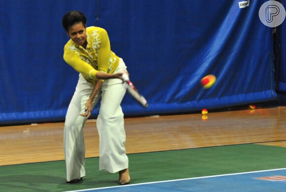 Michelle Obama é adepta da prática de esportes e estimula crianças do seu país a incluirem atividades na sua rotina