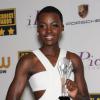 Lupita Nyong'o leva o troféu de Melhor Atriz Coadjuvante por '12 Anos de Escravidão'