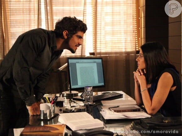 Silvia (Carol Castro) se recusa a dar o divórcio a Michel (Caio Castro), em 'Amor à Vida'