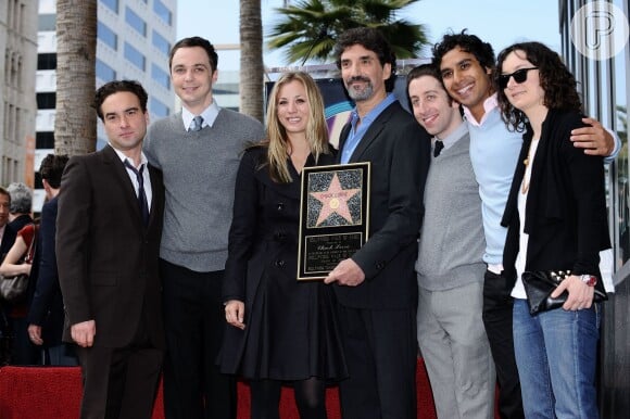 Chuck Lorre recebe uma estrela na calçada da fama e posa ao lado de Johnny Galecki, Jim Parsons, Kaley Cuoco, Simon Helberg, Kunal Nayyar e Sarah Gilbert