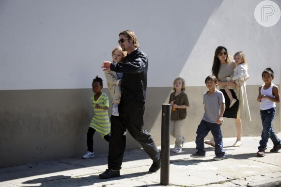 Brad Pitt e Angelina Jolie passeiam com os seis filhos: Maddox, Pax, Zahara, Shiloh, Knox, and Vivienne