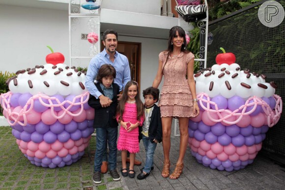 Marcos Mion com os filhos, Romeo, de 8 anos, Donatella, de 4, e Stefano, de 2, e a mulher, Suzana Gullo