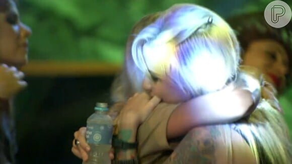 Clara e Vanessa se abraçam durante festa 'Perdidos na Selva', a segunda realizada no 'BBB 14'