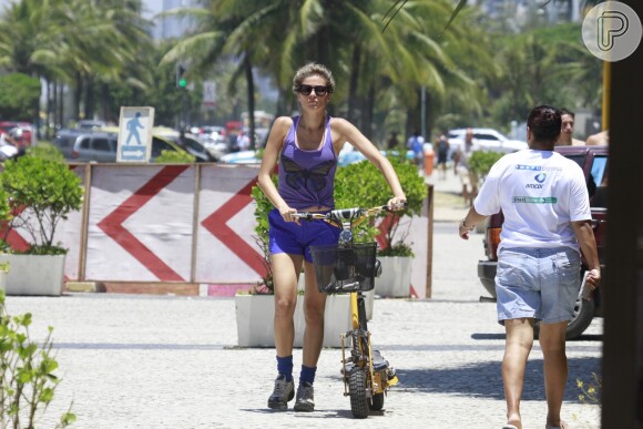 Ellen Jabour passeia de patinete no Rio de Janeiro
