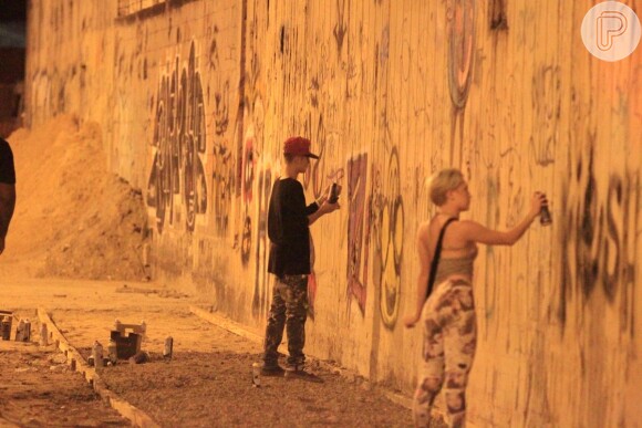 Justin Bieber também enfrentou problemas com a polícia ao pichar um muro no Rio de Janeiro durante a sua passagem com a turnê 'Believe', em 2013