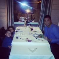 Ronaldo, solteiro, curte as filhas na Suíça: 'Jantar com minhas princesas!'