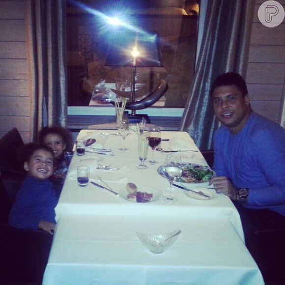 Ronaldo janta com as filhas, Maria Sophia e Maria Alice, na Suíça. O ex-atleta postou a foto em 8 de janeiro de 2013