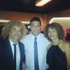 Ronaldo posa ao lado de Valderrama, ex-jogador colombiano, e a mulher dele