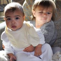 Kim Kardashian posta foto da filha de 7 meses com a sobrinha: 'melhores amigas'