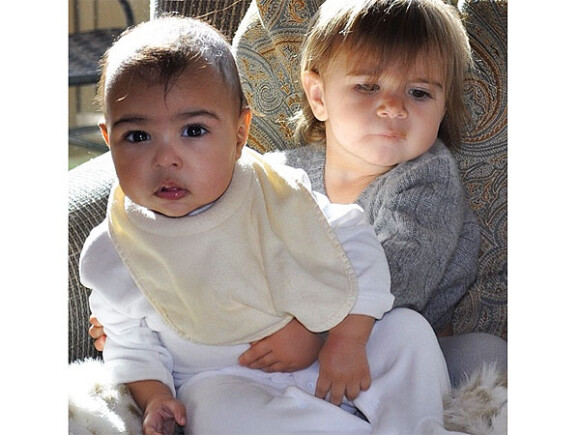 Kim Kardashian postou a foto de sua filha, North West, de 07 meses, ao lado da sobrinha Penelope nesta sexta-feira, 24 de janeiro de 2014