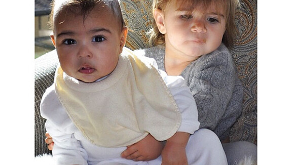 Kim Kardashian posta foto da filha de 7 meses com a sobrinha: 'melhores amigas'