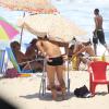 Paulinho Vilhena aproveitou o sol e curtiu a praia do Recreio nesta segunda-feira, 27 de janeiro de 2014