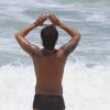Paulinho Vilhena aproveitou o sol e meditou à beira do mar