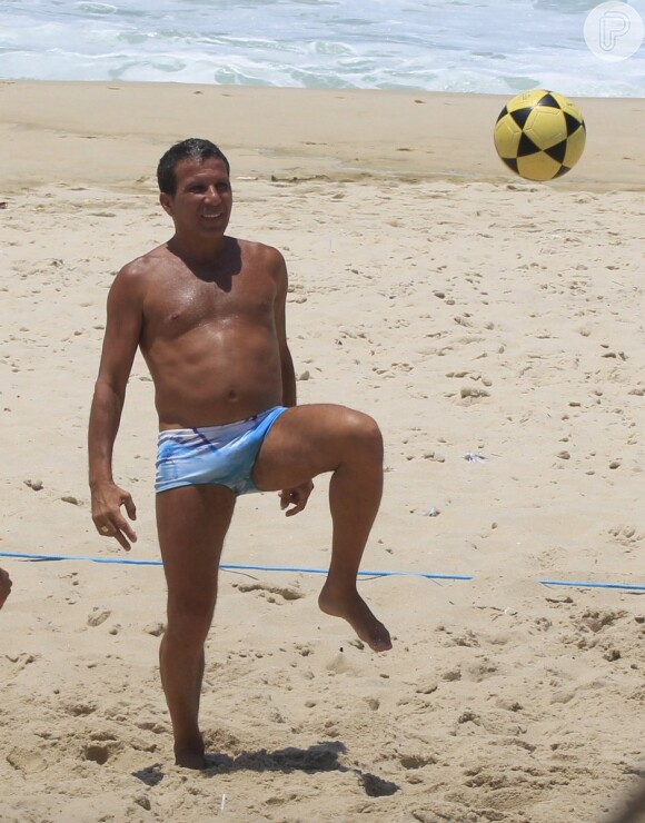 Eri Johson também aproveitou o dia de sol e também marcou presença na mesma praia com Paulinho Vilhena
