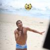 Eri Johson também aproveitou o dia de sol e também marcou presença na mesma praia com Paulinho Vilhena
