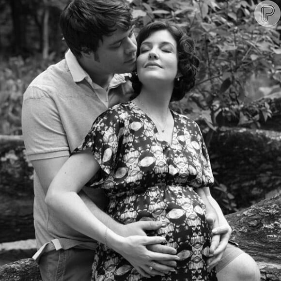 Larissa Maciel está grávida de nove meses e posa abraçada com o marido, André Surkamp, em 28 de janeiro de 2014