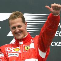Michael Schumacher permanece em coma um mês após acidente e recebe homenagens